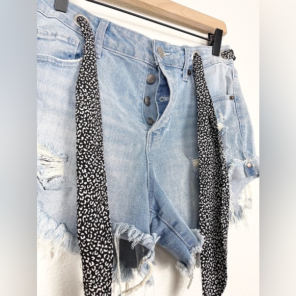 Altar’d State High Waisted Ribbon Bow Tie Denim Shorts Light Wash Distressed 30 - Picture 3 of 7